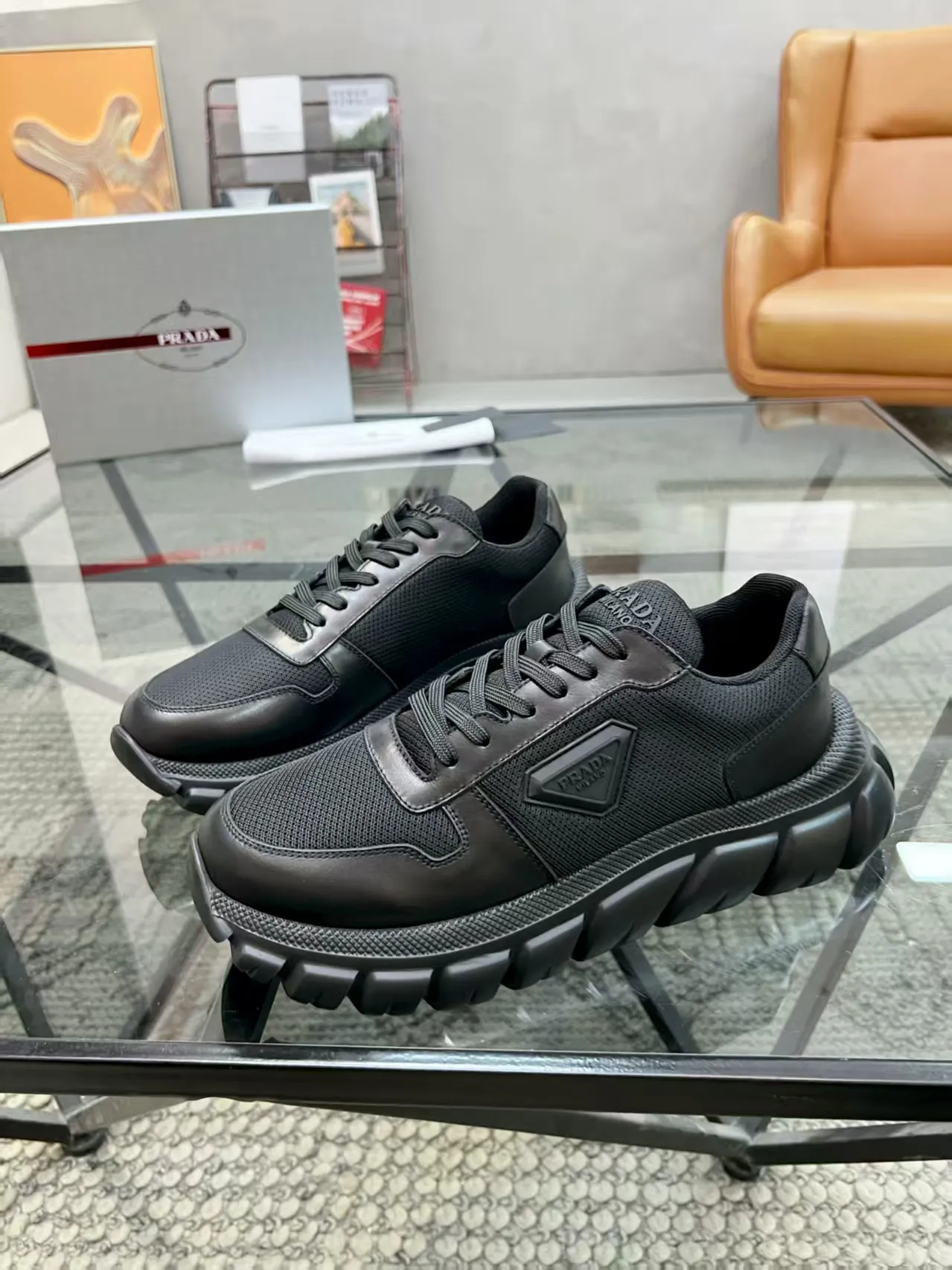 P420 Yuan 38-45 Prada Prada’s new men’s genuine leather sneakers, the highest version on the market, any comparison is welcome🆚! The original leather has excellent texture and is super high-end! Fetal sheep net lining imported from Italy, removable pad! Luxurious materials and fine workmanship, highly recommended!